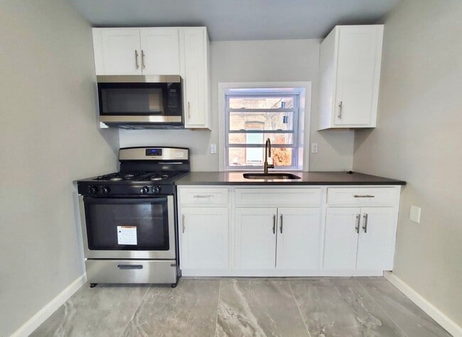 Building Photo - 557 Ocean Ave Unit 3