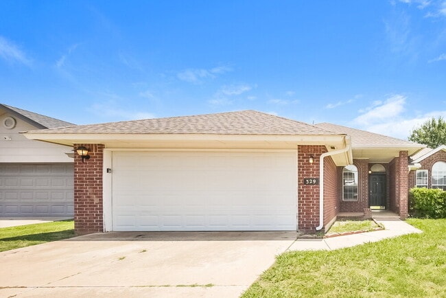 Building Photo - 329 Ridge Bluff Dr