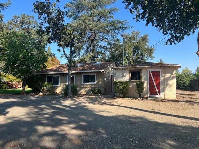 Building Photo - Great 1 bedroom 1 bathroom cottage on wood... Rental