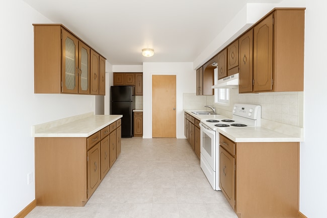 Building Photo - 19 Reid Ave N