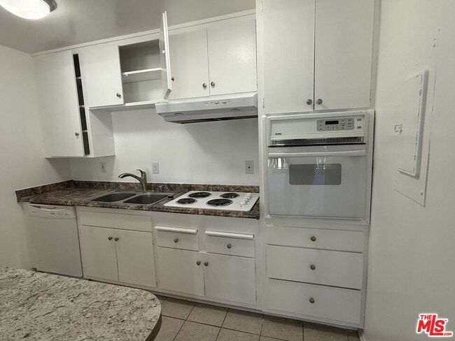 Building Photo - 10840 Camarillo St Unit 6 Rental