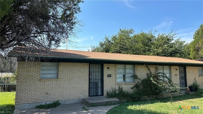 Building Photo - 218 E Valley Rd