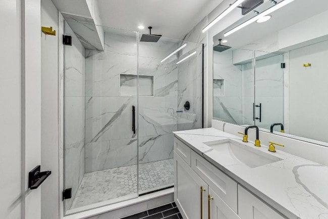 Photo - 2451 N Albany Ave Unidad G