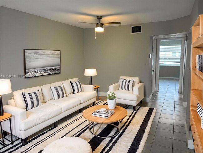 Building Photo - 335 SW 20th St Unit 7