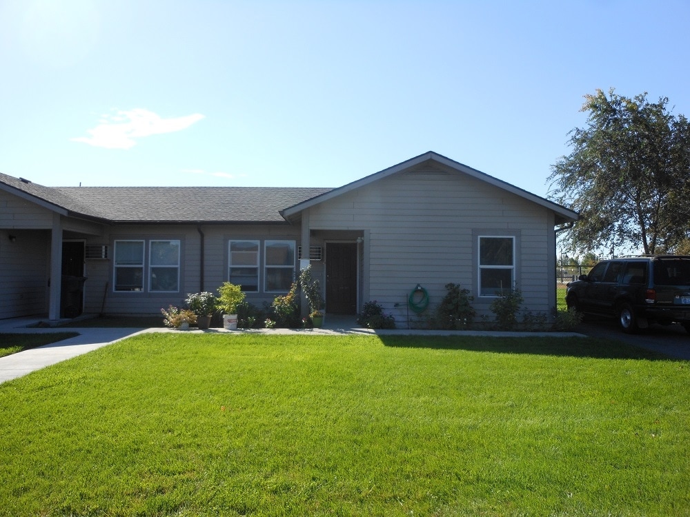 Applewood Village - Applewood Village Apartments
