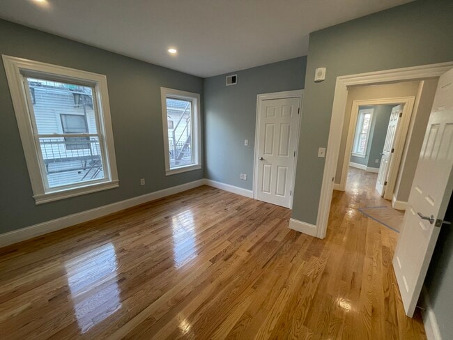 Building Photo - 3 Oxford St Unit 3 Rental