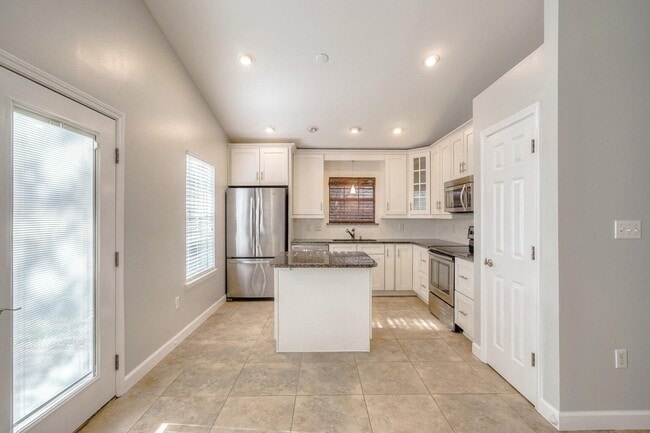 Photo - 349 Louise Cir