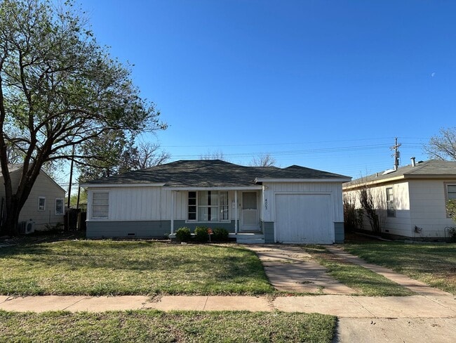 Building Photo - Central Location