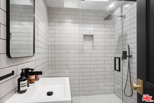 Photo - 107 Flores St Unit 1/4