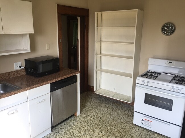 Kitchen 2 - 922 College Ave Unit 1