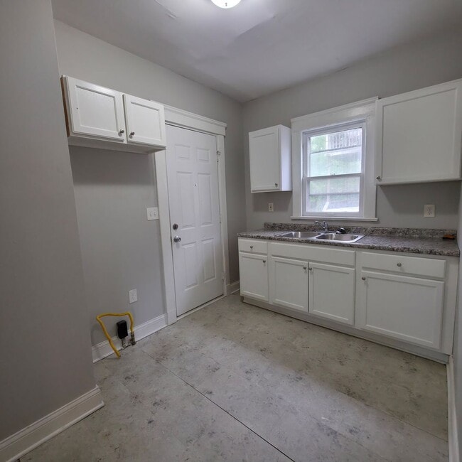 Photo - Single Family Home 4 beds 1.5 bath Available Now!