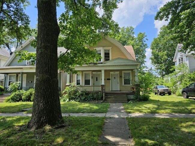 Building Photo - 2 bed 1 bath two story duplex