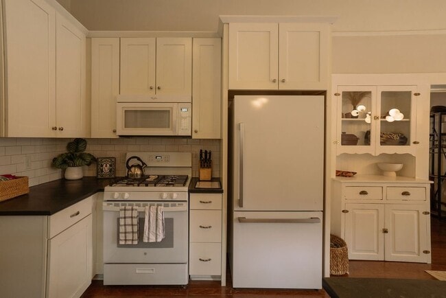 Photo - 112 E 16th St Unit Downstairs