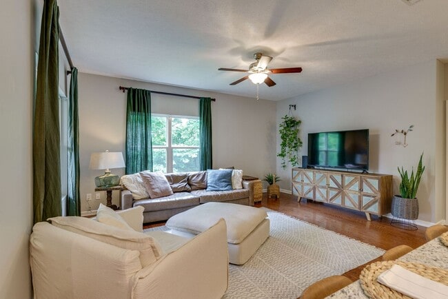 Photo - 3 Bed, 2 Bath One Level Home w/ Hardwood Throughout