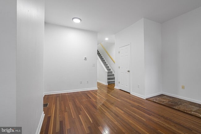 Photo - 609 W 9th St