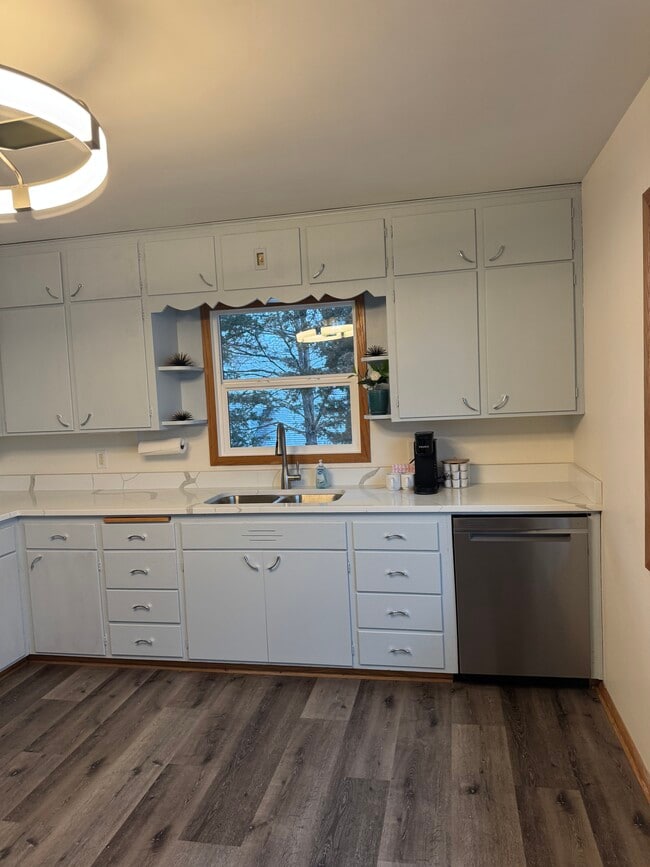 Photo - 610 Linden St W