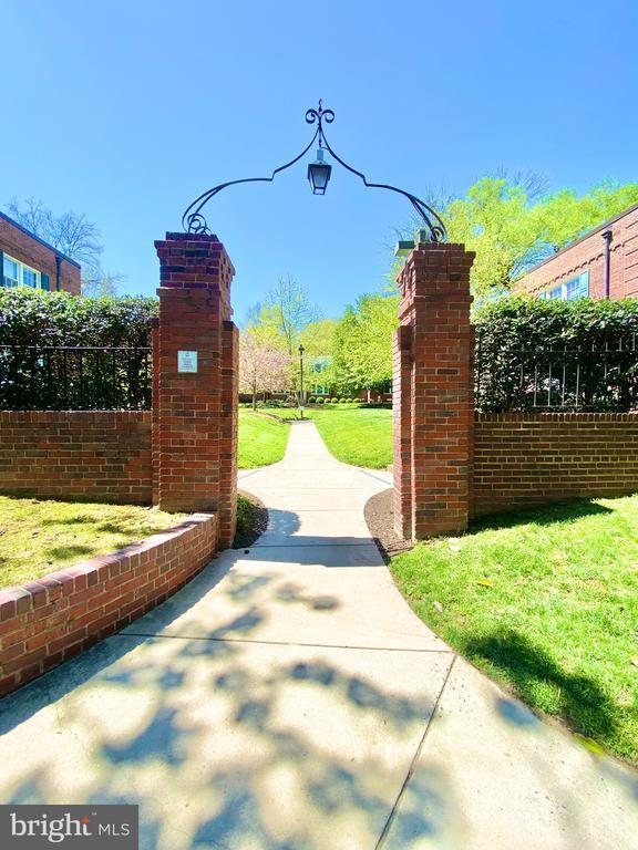Photo - 1748 N Rhodes St Unidad 6-321