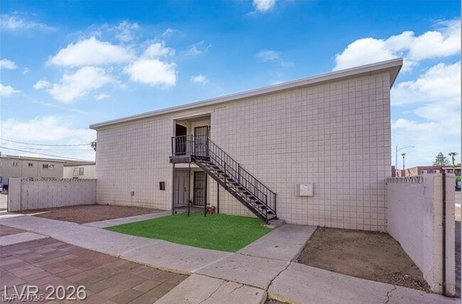 Building Photo - 2908 E Poplar Ave