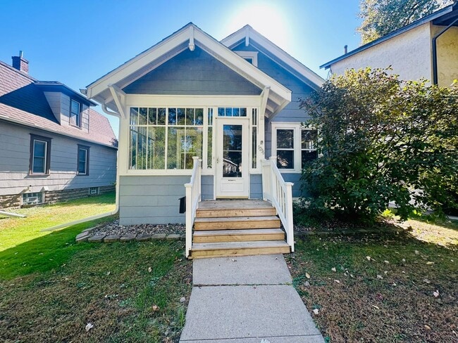 Building Photo - Charming 2-Bedroom Home with Hardwood Floo...