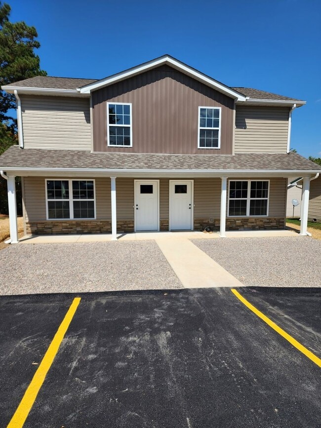 Building Photo - Red Rooster Unit Red Rooster- 4