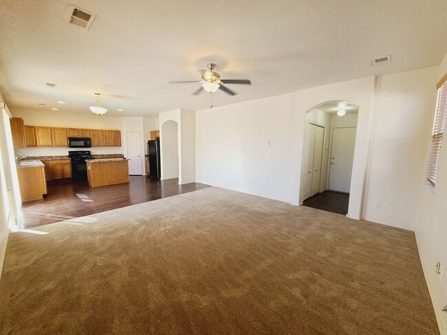 Building Photo - Spacious 3 bed 2.5 bath home in Huning Ranch!