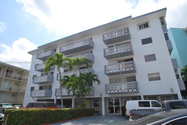 Building Photo - 1662 Lincoln Ct Unit 402 Rental