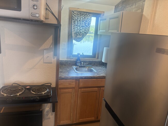 Cocina pequeña - 121 S High St Unidad studio apt over looking t