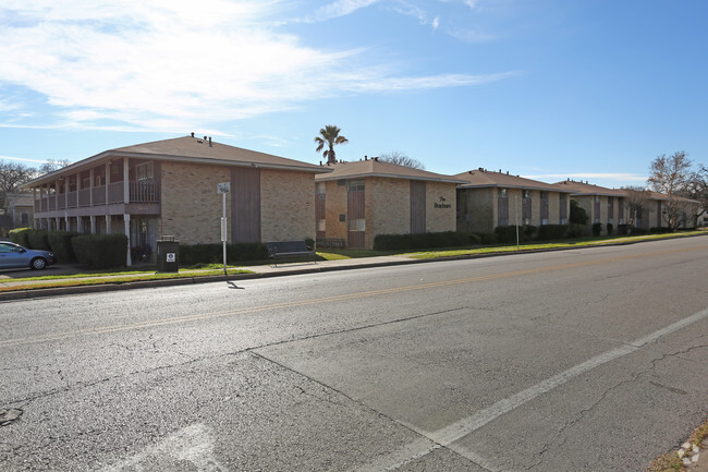 Photo - Braeburn Apartments