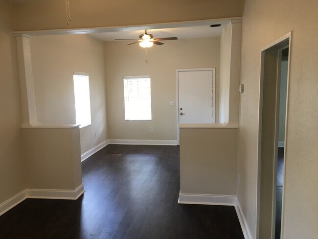 Photo - North Hyde Park Bungalow Close to U.T.