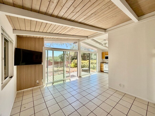 Building Photo - Mid Century Modern 2 bdrm 1 bath