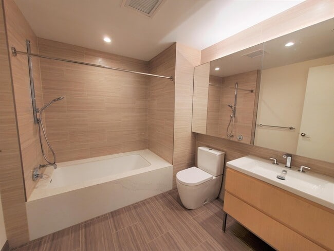 Photo - 877 Francisco St