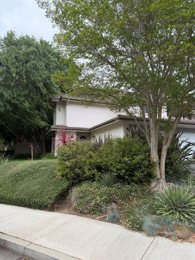 Building Photo - Three bedroom two and a half bath Condo