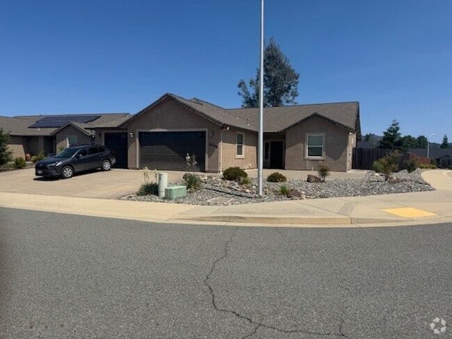 Building Photo - Beautiful North Redding home with Landscap...