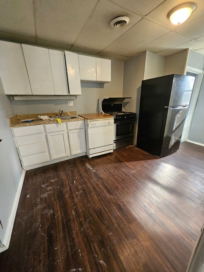 Building Photo - Upper 1 bedroom unit