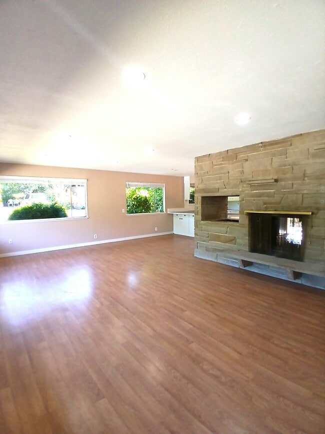 Photo - 16545 Des Moines Memorial Dr
