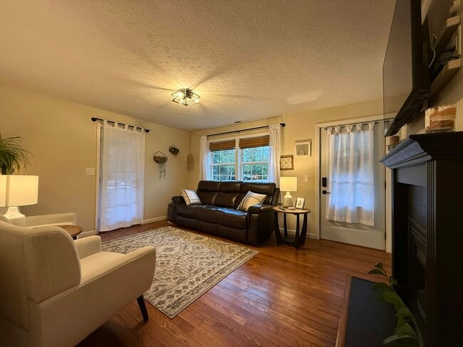 Photo - 10201 Woodlawn Ave