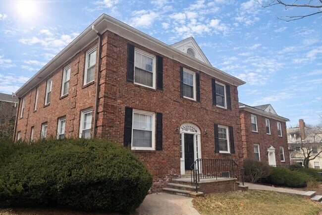 Building Photo - 348 Harvard St Unit 4