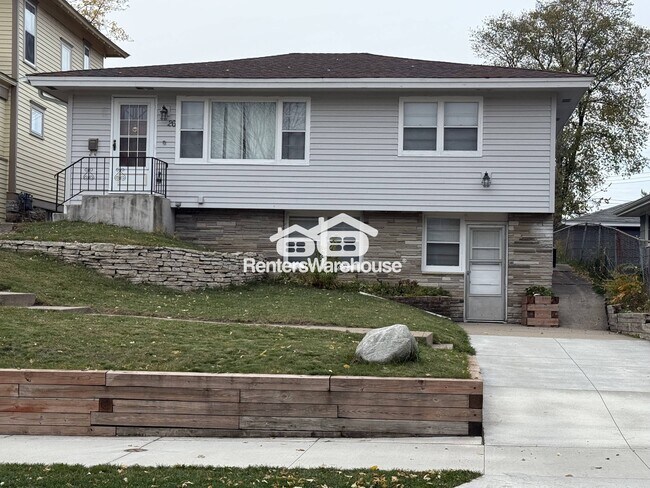 Building Photo - 26 15th Ave N