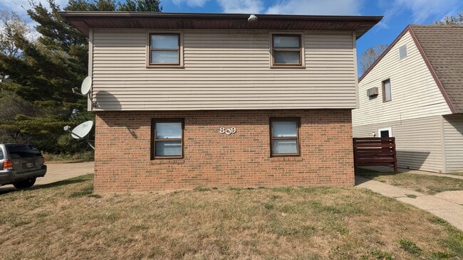 Building Photo - MN Cedar Village (809) Unit Apt B