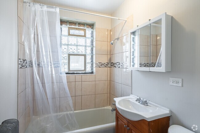 2BR, 1BA - 965SF - Bathroom