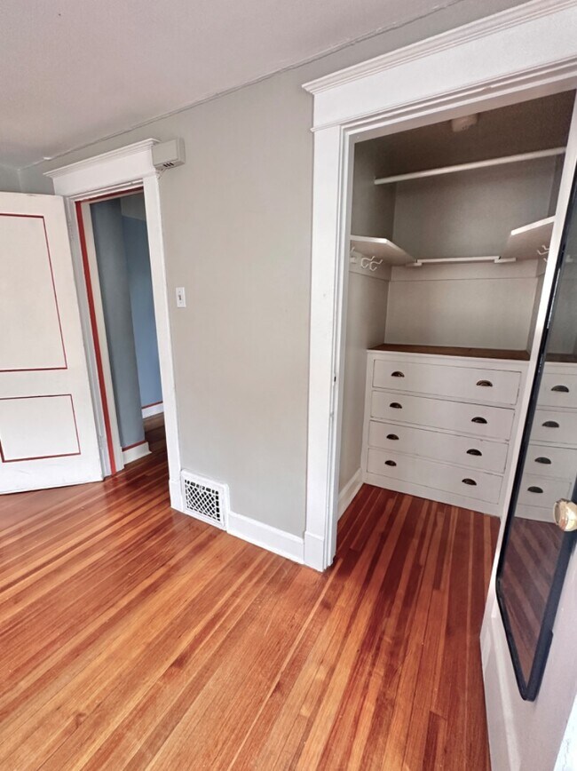 One Bedroom in Congress Park area! Condo Unit 4 Condo for