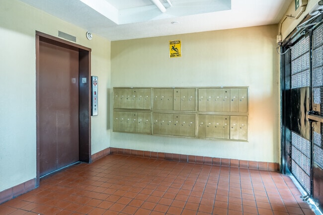 Buzones y ascensor - Ross Manor