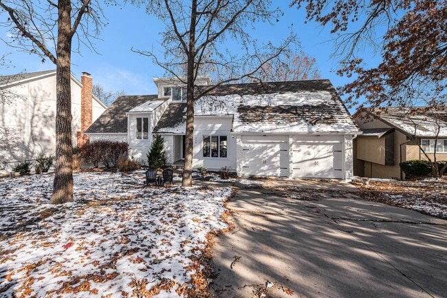 Photo - Renovated Lakefront 5 Bedroom Home with 2 Garages!