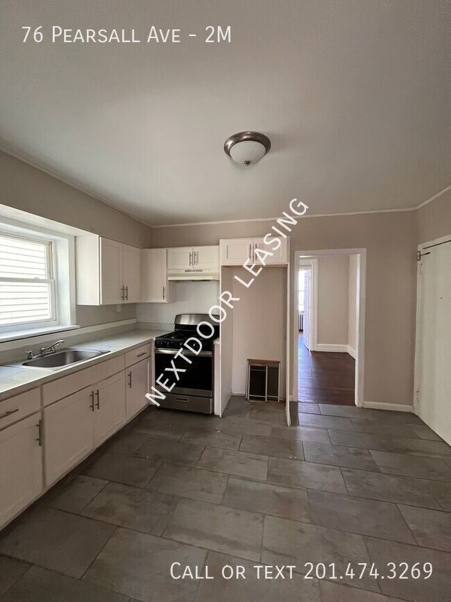 Building Photo - 76 Pearsall Ave Unit 2M