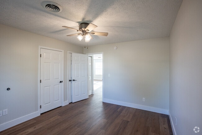 2 habitaciones, 1 baño - 850 pies cuadrados - Dormitorio principal - Sunnydale Acres