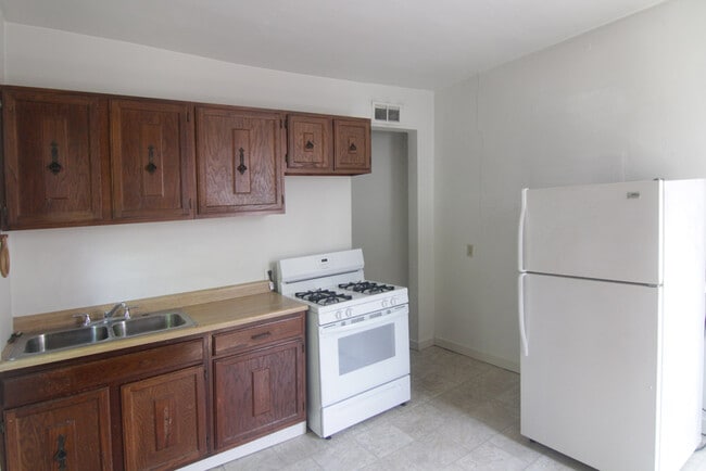 Building Photo - 303 West St Unit 2