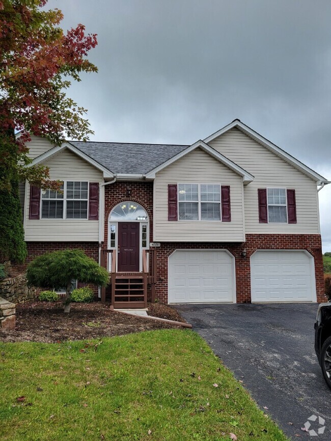 Building Photo - Lovely Home in Christiansburg