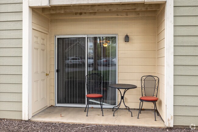 2BR, 1BA - 841SF - Patio off Living Room