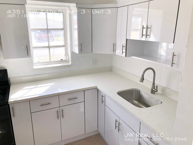 Photo - 4351 SW 24th St Unit 3
