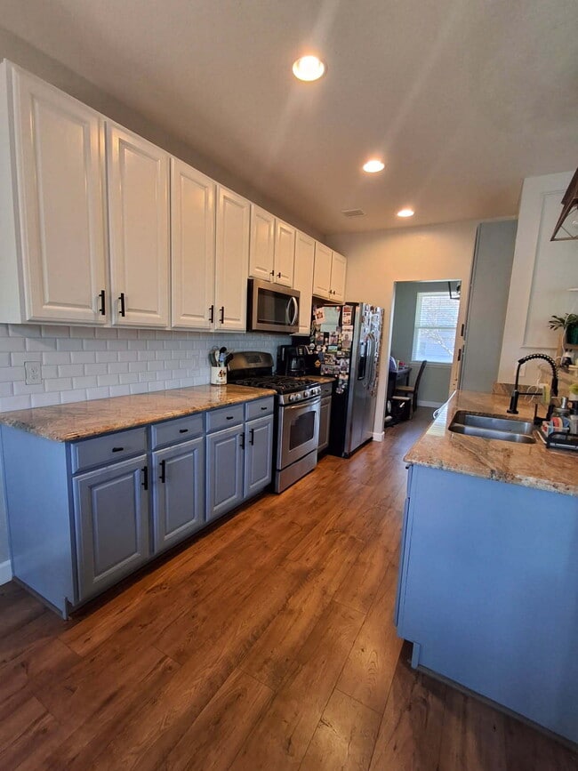 Photo - Beautiful Aurora Home - 4 Bedroom, 3 Bathrooms in Excellent Condition!